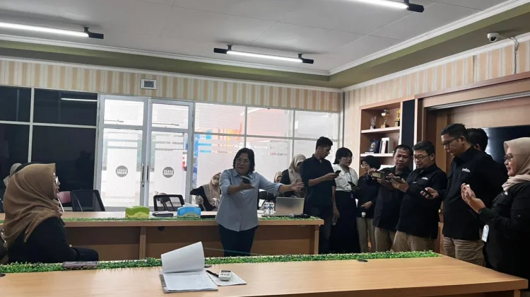 Keseruan Praktek Bimbingan Teknis Pengambilan Foto Berita Online RRI Pontianak