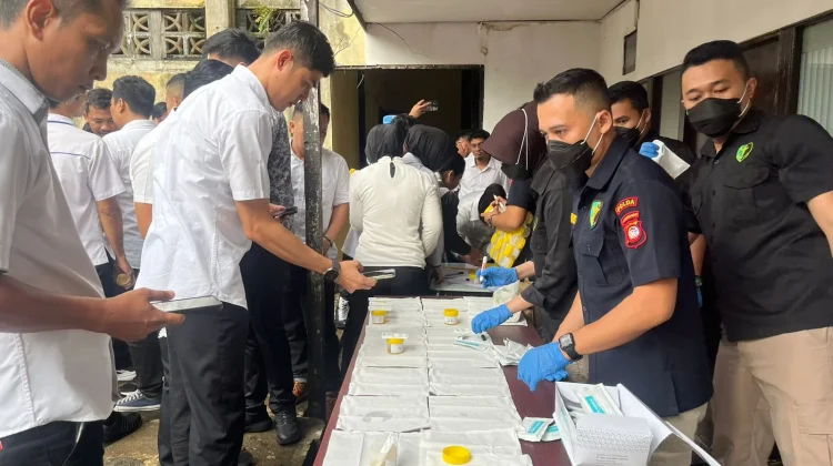Puluhan Personel Ditresnarkoba Polda Kalbar Jalani Tes Urine Mendadak