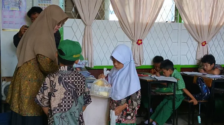 Penyaluran MBG di MIS Al-Ikhwah Pontianak Terus Disempurnakan