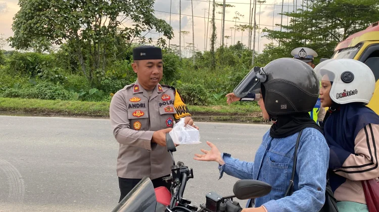 Berkah Ramadan, Polres Kubu Raya Bagikan 300 Paket Takjil ke Pengendara
