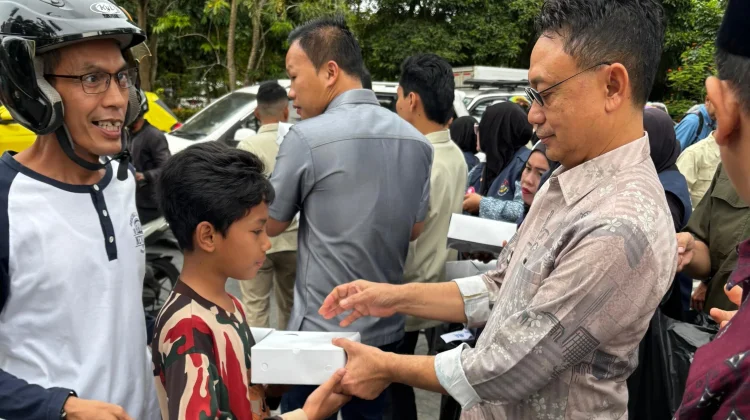 Warga Senang Dapat Takjil dari Wali Kota