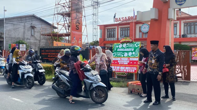 Kantor SAR Pontianak Bagikan Paket Takjil,