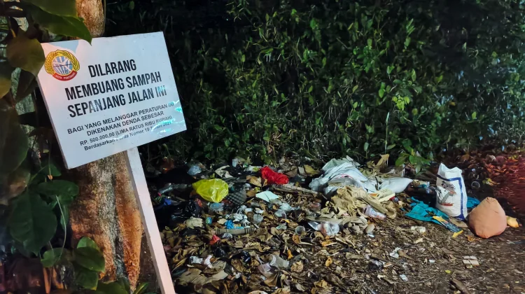 Sampah di Bawah Papan Peringatan
