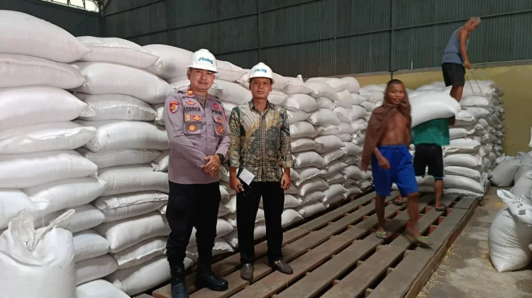 Polsek Sungai Kunyit Salurkan 2,15 ton Jagung Pipil Hibrida ke BULOG Mempawah
