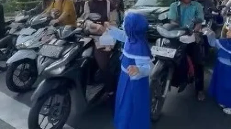 TK Mujahidin 1 Pontianak Berbagi Takjil di Kawasan Tugu Digulis Untan