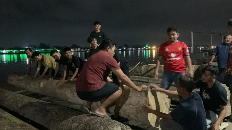 Warga Mempersiapkan Meriam Karbit jelang Malam Takbiran di Pontianak