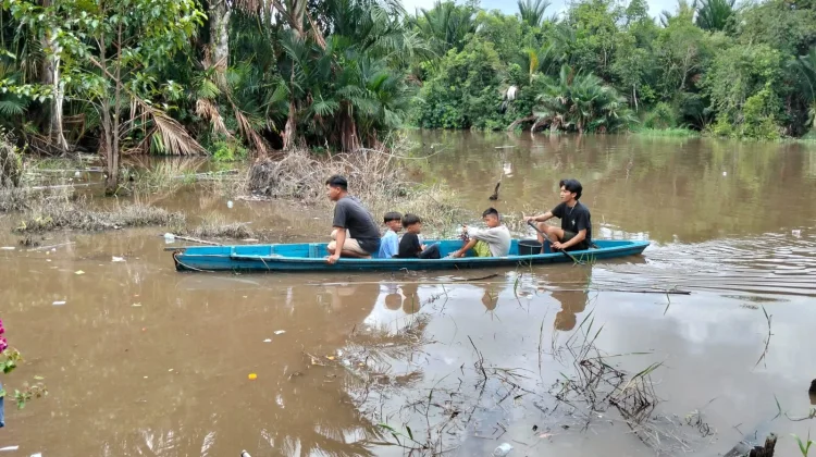 Sampan sebagai Transportasi Penyeberangan Warga Dusun Ampaning