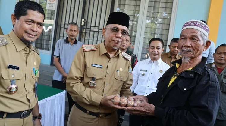 Saripin Senang Dapat Sembako Harga Murah