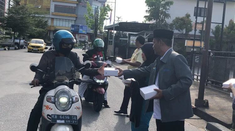 Ramadan Berkah, DWP RRI Pontianak Bagikan 100 Lebih Takjil
