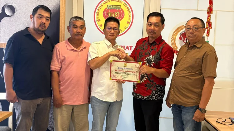 Inisiator MABT Pontianak Terima Penghargaan Imlek 2577
