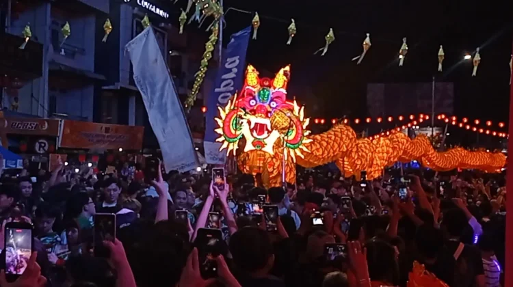 Warga Tumpah Ruah Saksikan Parade Naga Bersinar Pontianak
