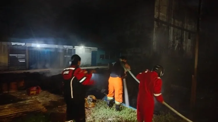 Polres Kubu Raya Selidiki Penyebab Terbakarnya Gudang Produksi Kasur