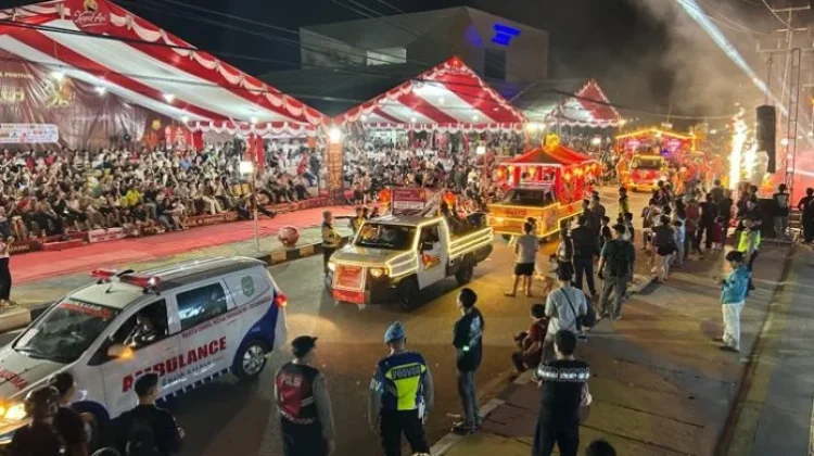 Ratusan Mobil Hias Meriahkan Pawai Lampion Singkawang