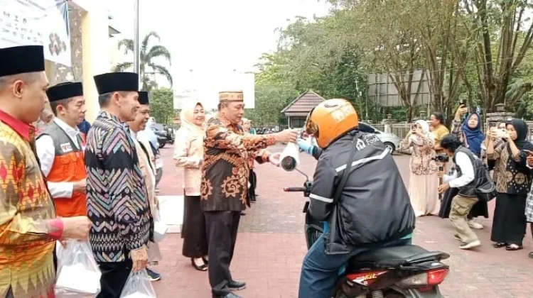Kemenag Kalbar Salurkan Ribuan Ta’jil bagi Pengguna Jalan