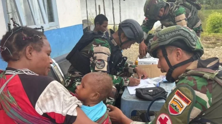 Satgas Yon Parako 466 Pasgat Layani Kesehatan Warga Distrik Manggelum