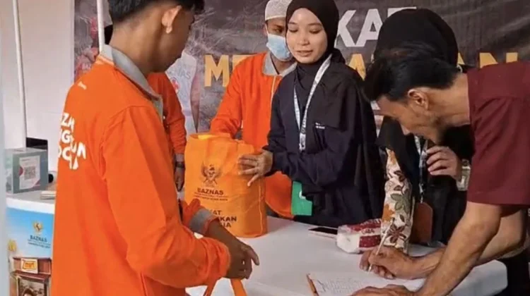 Bupati Sujiwo Serahkan Paket Sembako Baznas Kepada Petugas Kebersihan dan Keaman