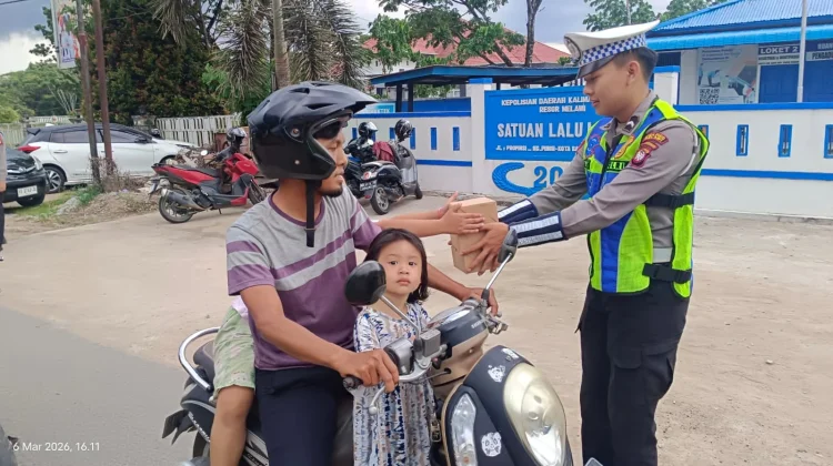 Maknai Bulan Ramadan, Polres Melawi Bagikan Takjil kepada Pengendara