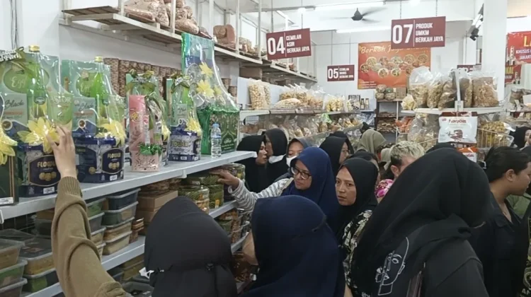 Toko Snack di Pal 5 Kebanjiran Pembeli jelang Lebaran, Cookies Jakarta Laris Manis