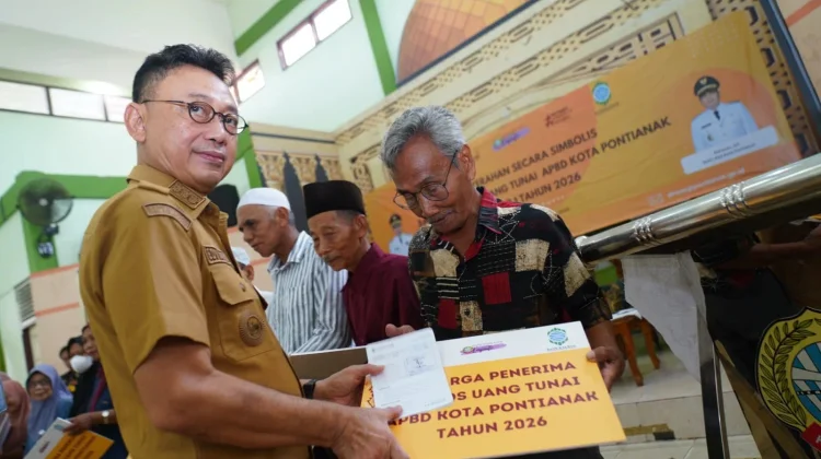 Senyum Nurlela saat Terima Bantuan Uang Tunai dari Pemkot