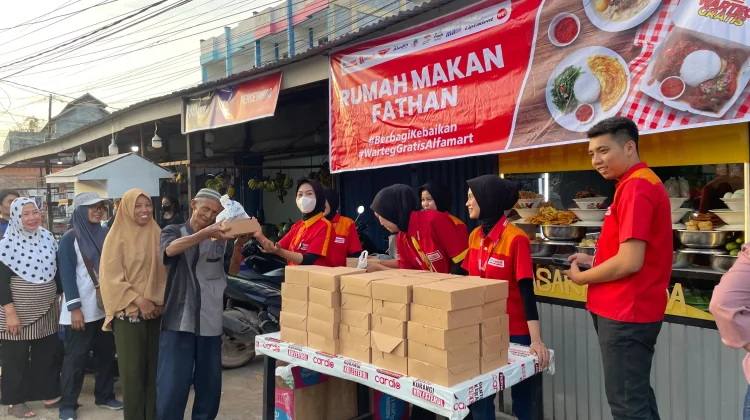 Warteg Gratis Alfamart Berbagi 60.000 Paket Makanan Berbuka Puasa