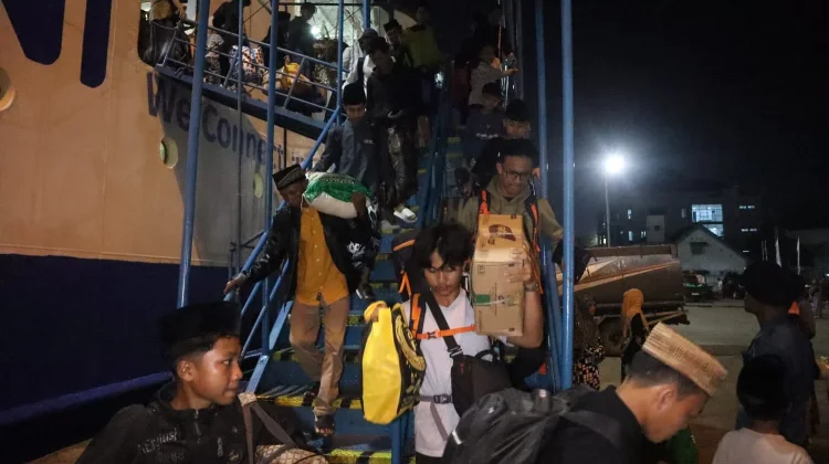Ratusan Pemudik Tiba di Pelabuhan Dwikora, Aktivitas Kapal Penumpang Meningkat