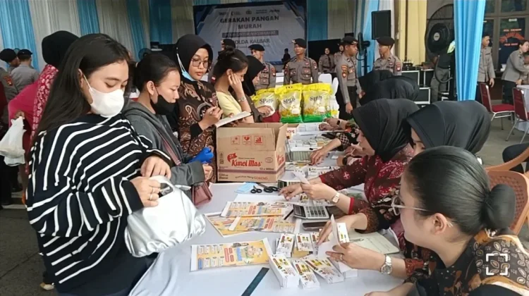 Warga Antusias Beli Sembako di Gerakan Pangan Murah Polda Kalbar