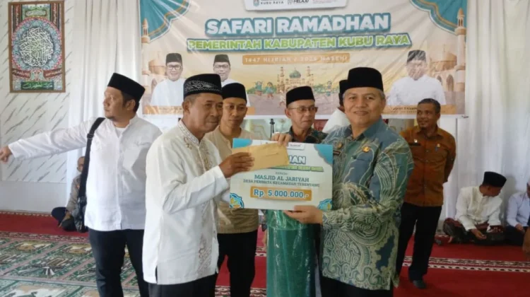 Safari Ramadan di Terentang, Pemkab Kubu Raya Salurkan Bantuan Masjid dan Sembako