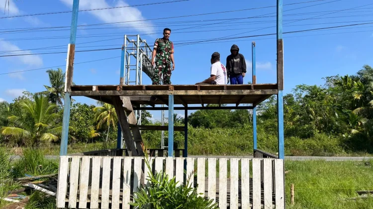 Babinsa dan Warga Berlimang Gotong Royong Rehab Poskamling