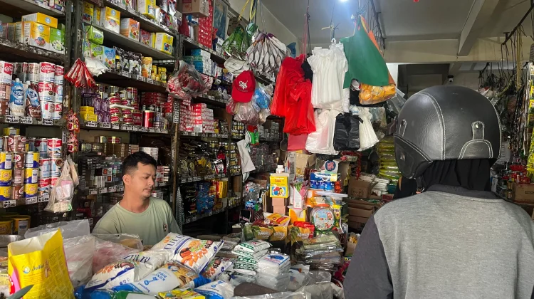 Pasokan Minyak Goreng Berkurang di Pasar Flamboyan