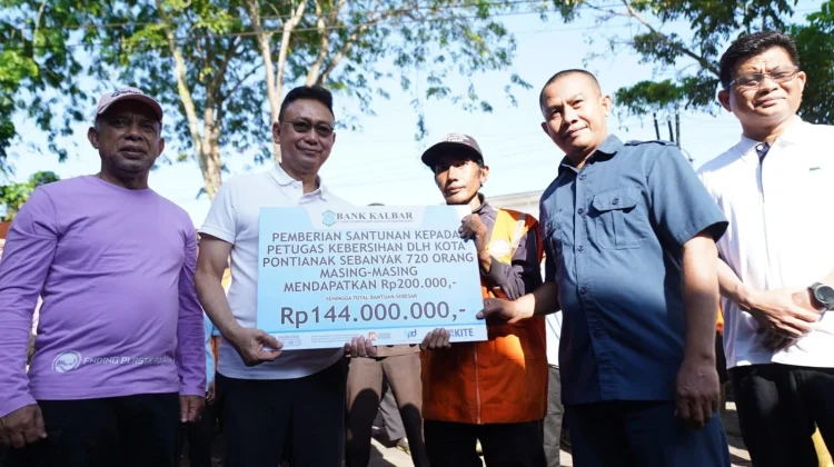 Senyum Para Penjaga Kota, Abdullah Senang Dapat Paket Lebaran
