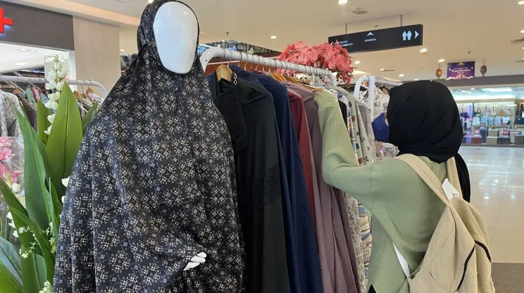 Mendekati Lebaran, Pedagang Pontianak Beralih Jual Mukena