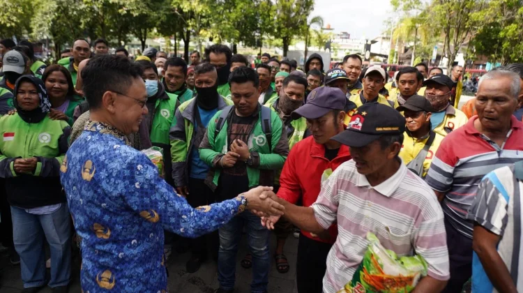 Deris Landuk Bahagia Bawa Pulang Sembako