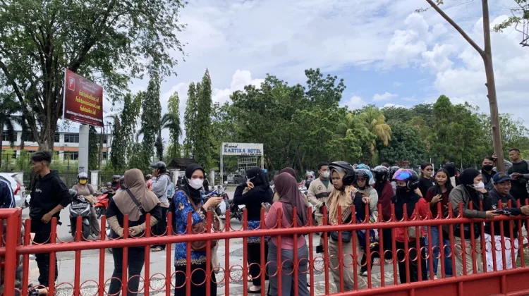 Tak Kebagian Kupon, Warga Pontianak Kecewa Penukaran Uang di BI Kalbar Lama