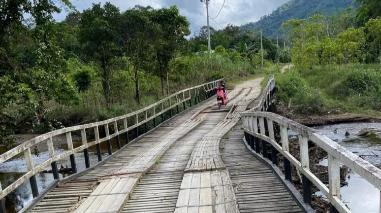 Urat Nadi Ekonomi Terhambat, Jembatan Sangan Rusak Parah