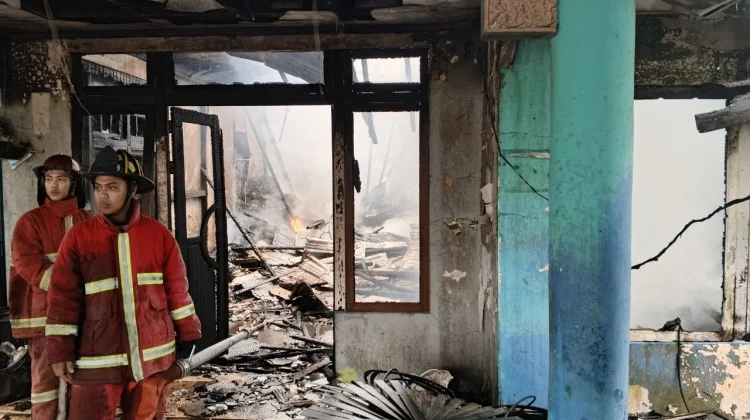 Kebakaran di Jalan Madura Pontianak, Hanguskan Gudang Material XL Home