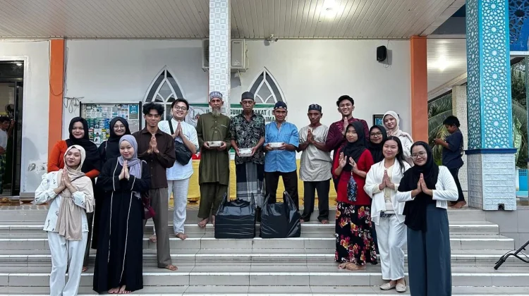 Muda-Mudi Gen Z di Melawi Salurkan 300 Paket Berbuka Puasa lewat “Superhero Ramadhan"