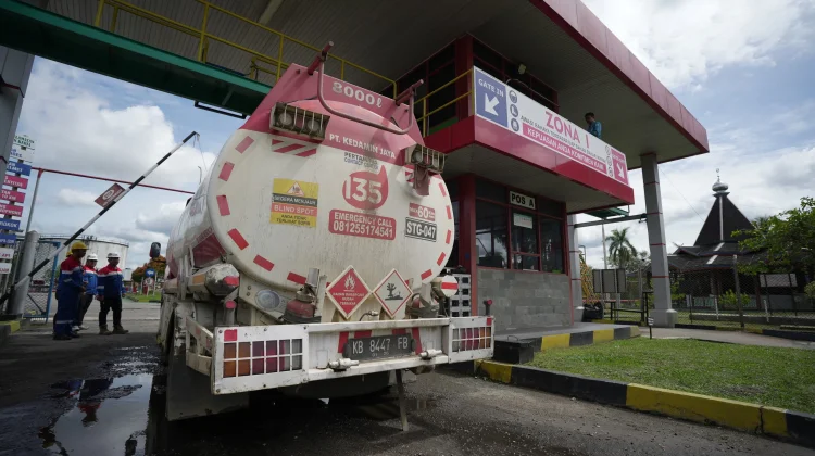 Pertamina Pastikan BBM Aman, dan Tambah Mobil Tangki Penyaluran BBM di  Kalbar