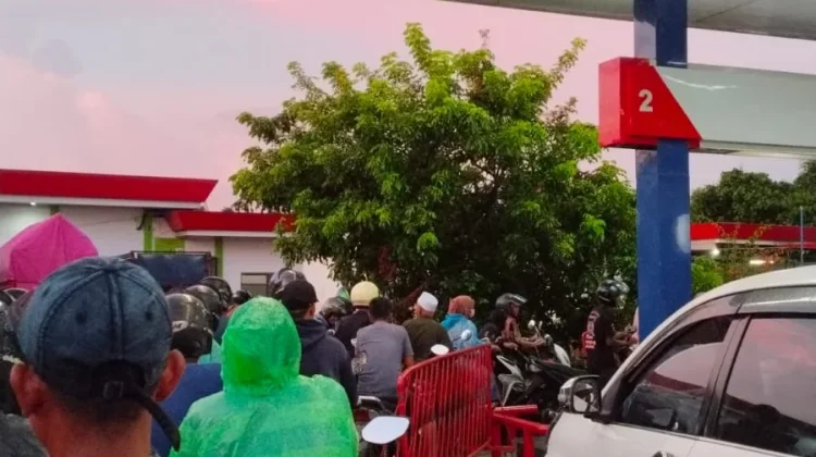 Antrean BBM Mengular, Warga Minta SPBU Sediakan Pertamax