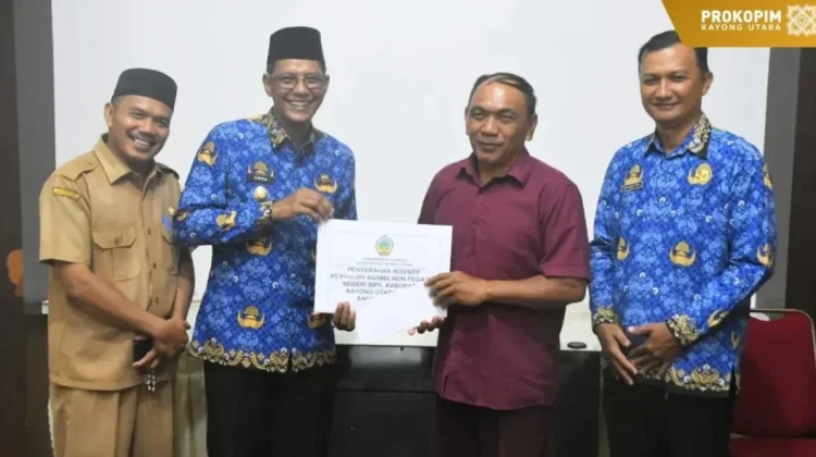 Pemkab Kayong Utara Berikan Insentif Penyuluh Agama