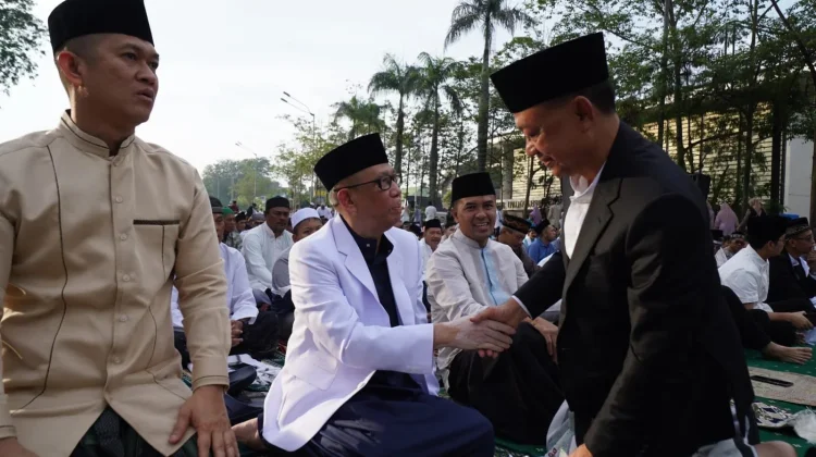 Momen Edi Kamtono dan Sutarmidji Salat Id di depan Taman Alun Kapuas