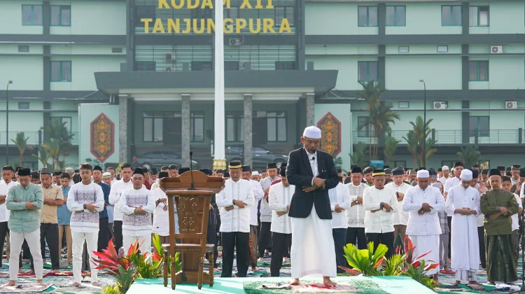 Pangdam XII/Tpr Salat Idulfitri Bersama Warga Kubu Raya