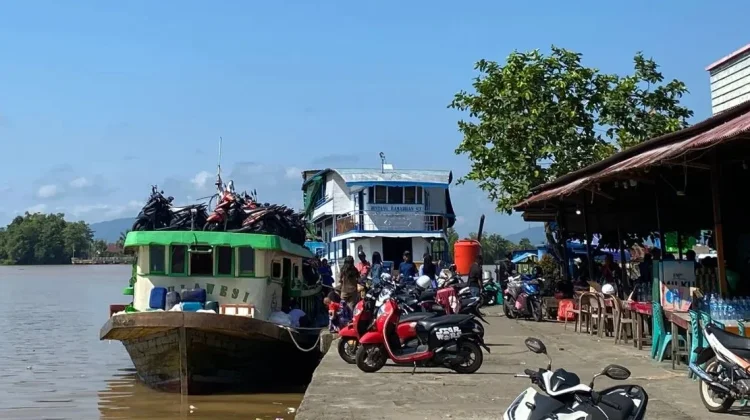 Pengawasan Ketat Kapal Motor di Rasau Jaya