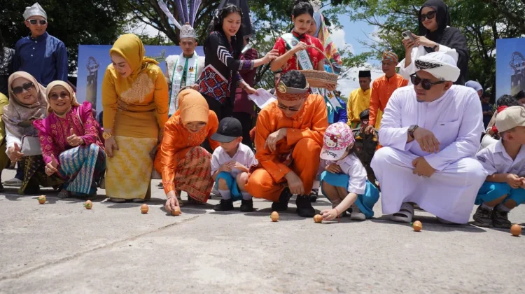 Robby 3 Wheels Terkesan Tiada Bayangan di Tugu Khatulistiwa
