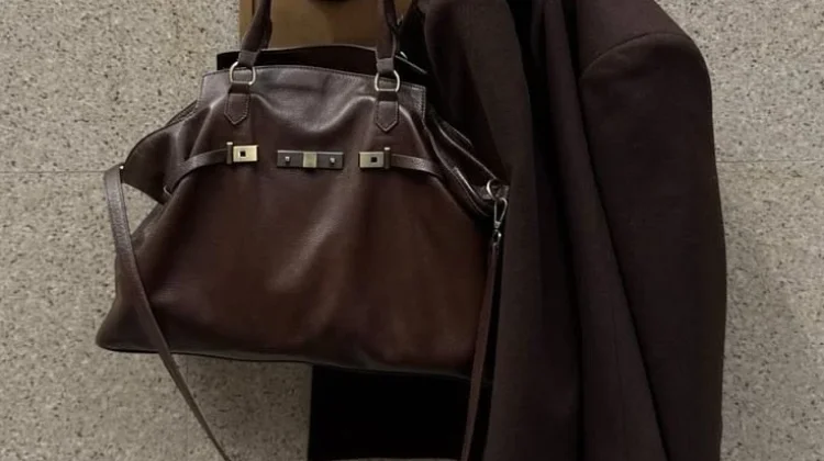 Kenapa Warna Cokelat Tua Jadi Favorit di Dunia Fashion 2026?