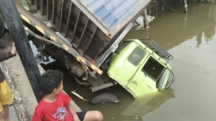Truk Kontainer Terguling ke Sungai karena Lepas Kendali