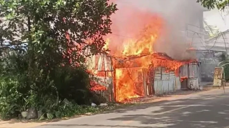 Kurun Waktu Sehari, Dua Rumah di Ketapang Habis Dilalap Si Jago Merah