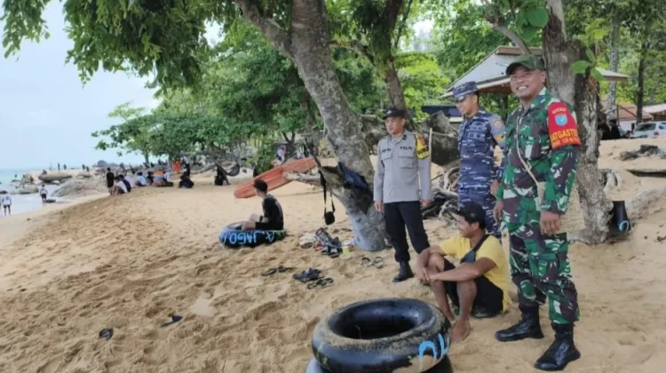 Sinergi TNI-Polri Amankan Wisata Pantai Temajuk Sambas