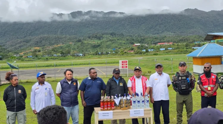 Satgas Yon Parako 466 Pasgat Musnahkan Miras Ilegal di Oksibil