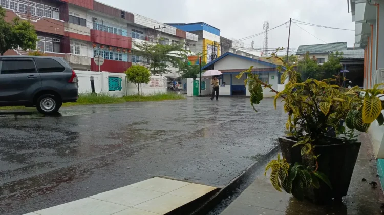 Panas Terik Seharian, Hujan Sore Akhirnya Guyur Pontianak