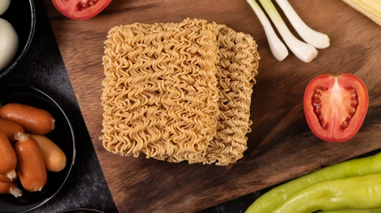 Kenali Resiko Makan Mie Instant Mentah